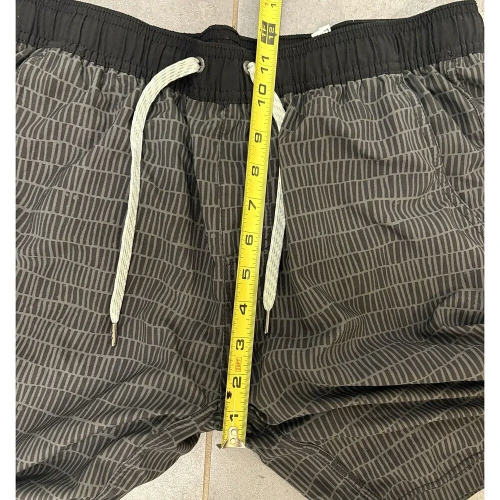 Vuori Shorts Mens L Gray Striped Kore Unlined Drawstring Running Gym v302
